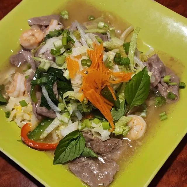 Stir-fried noodles with beef and shrimp